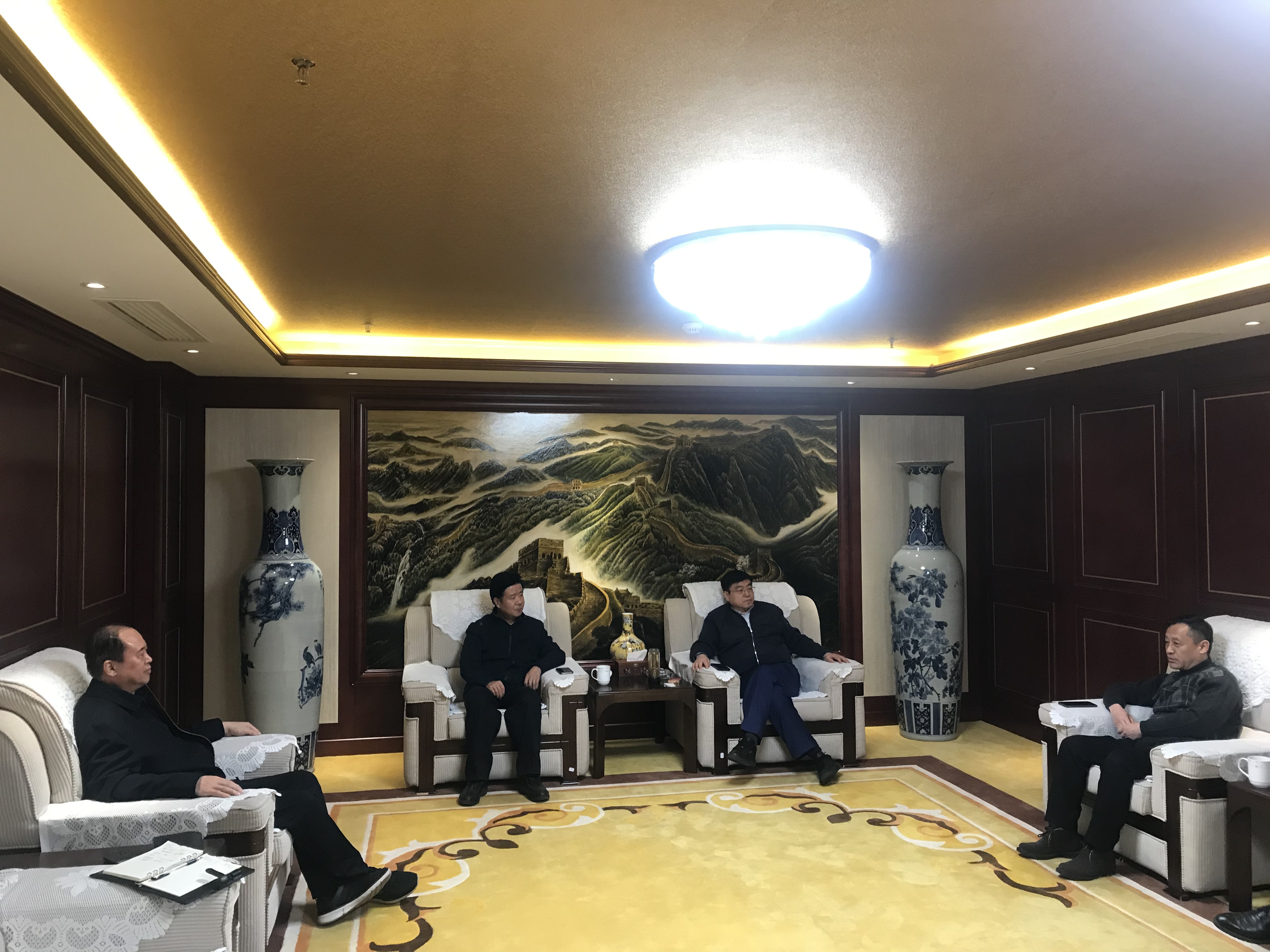 常文光董事長(zhǎng)會(huì)見到訪的北京中關(guān)村國(guó)際環(huán)保產(chǎn)業(yè)促進(jìn)中心董事長(zhǎng)徐云、中華環(huán)保聯(lián)合會(huì)綠色產(chǎn)業(yè)研究院副院長(zhǎng)蘇吉榮一行